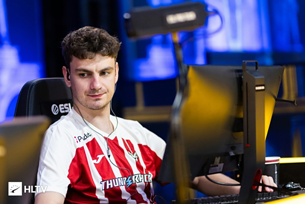 UP发布对阵RNG赛前返图：胜心不熄，勇往向前